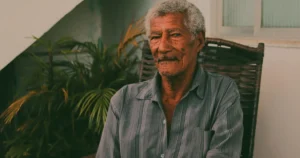 Retrato de um senhor idoso sentado em casa
