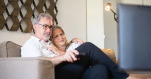 Casal de idosos assistindo a um filme na televisão