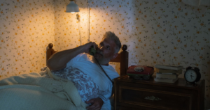 Idoso acordado à noite com insônia