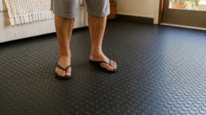 Idoso em pé sobre um piso de borracha antiderrapante de textura moeda cobrindo o chão da casa